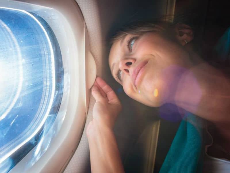 Ο λόγος που πρέπει να φοράτε αντηλιακό στο αεροπλάνο!