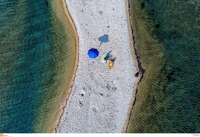 Ομπρέλα στην παραλία Βουρβουρού, Χαλκιδική