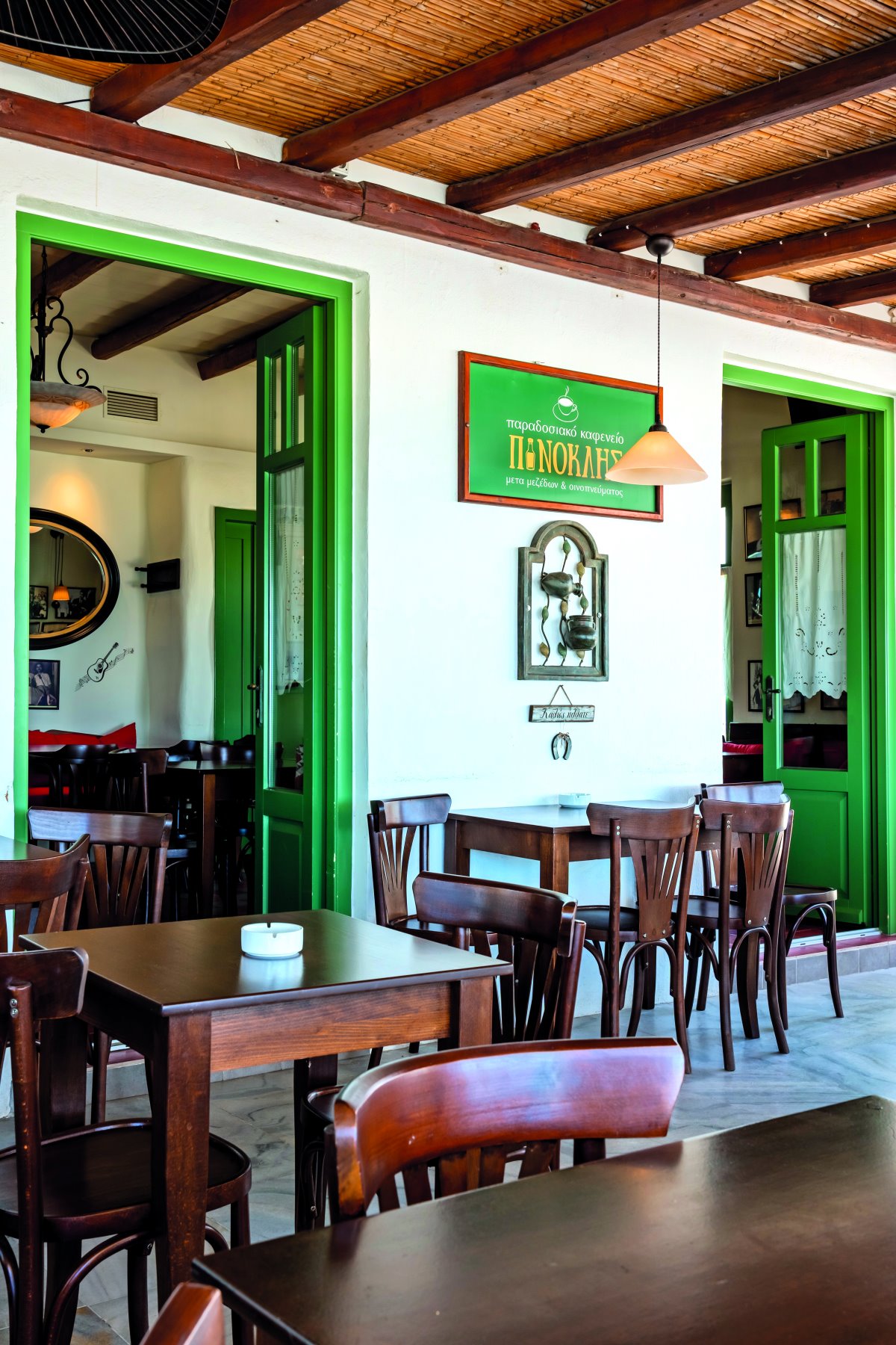 Πινόκλης, παραδοσιακό καφενείο στην Παροικιά 