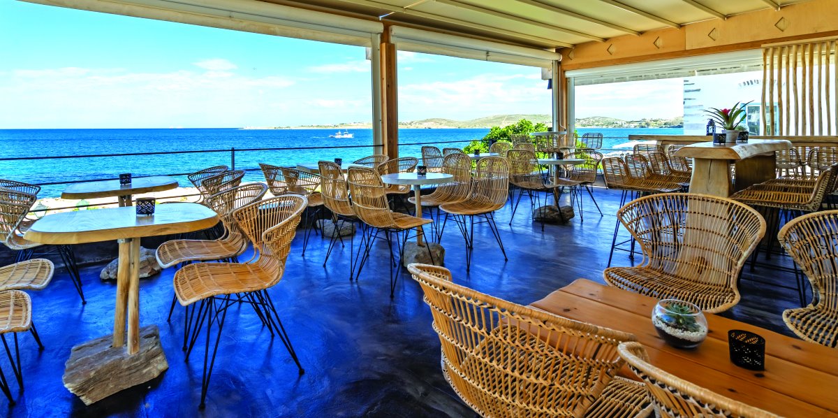 Η υπέροχη θέα από το Zen Cocktail bar στην Παροικιά