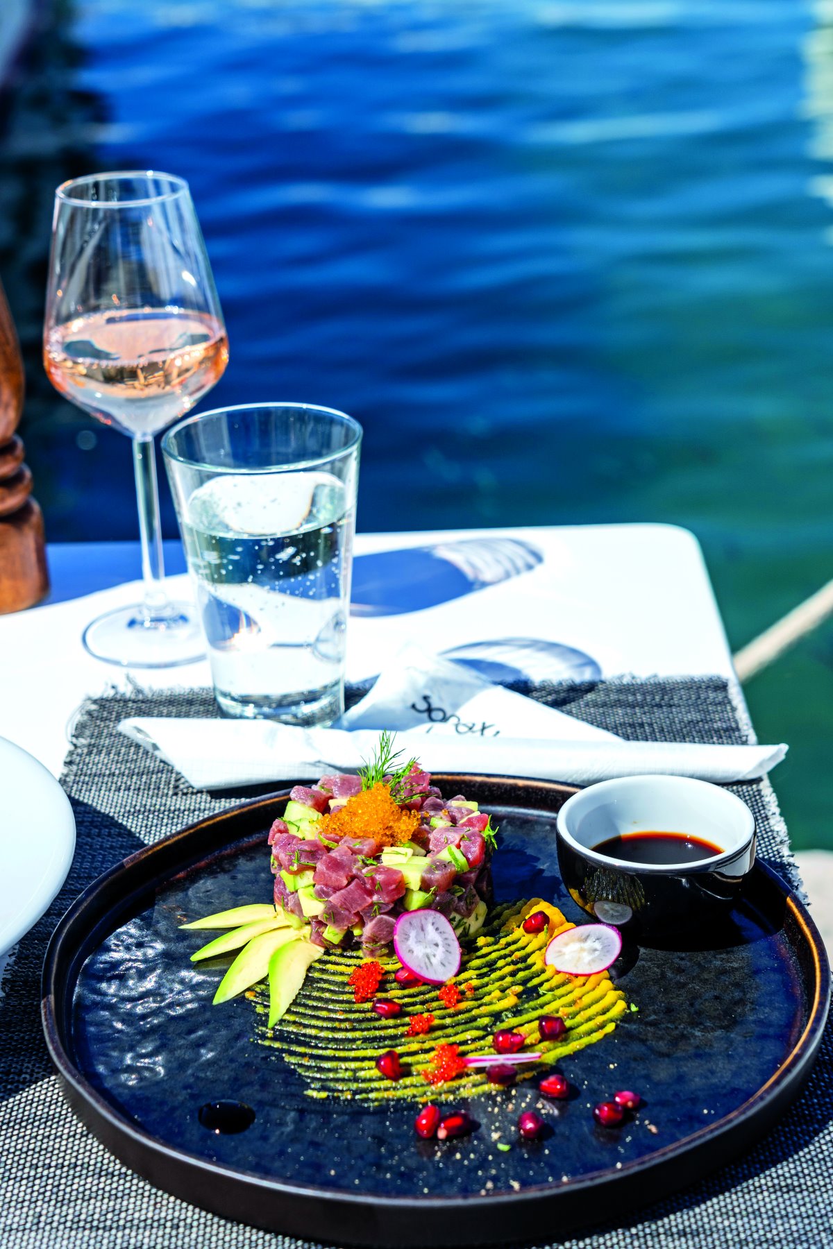 Γεύμα στο Σιγύ Ιχθύος δίπλα στη θάλασσα Νάουσα Πάρος