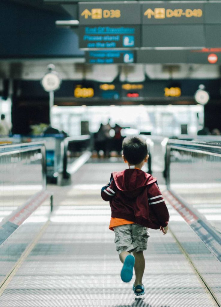 Παιδί τρέχει στο αεροδρόμιο