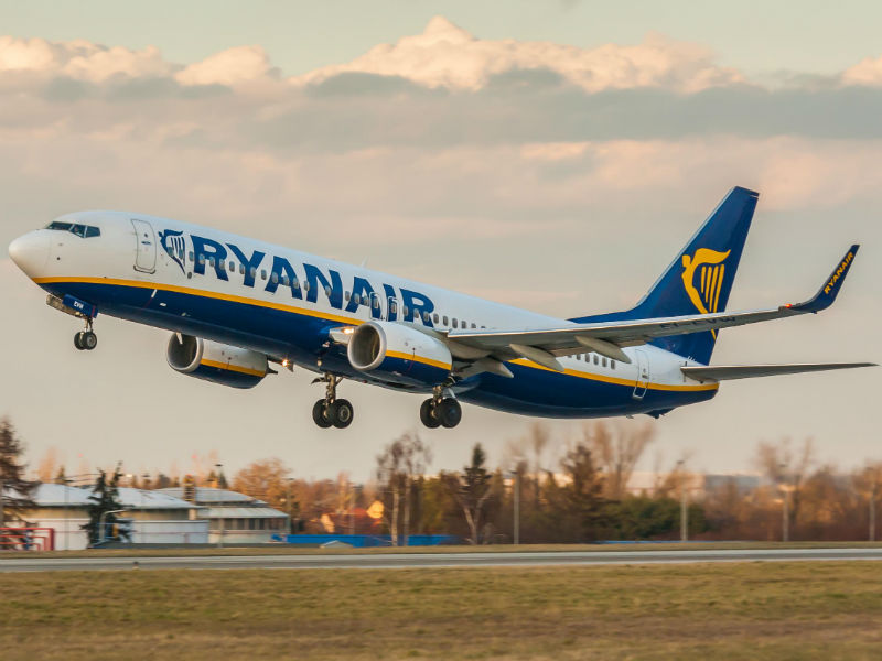 Ryanair αεροπλάνο - δρομολόγια - προσφορές