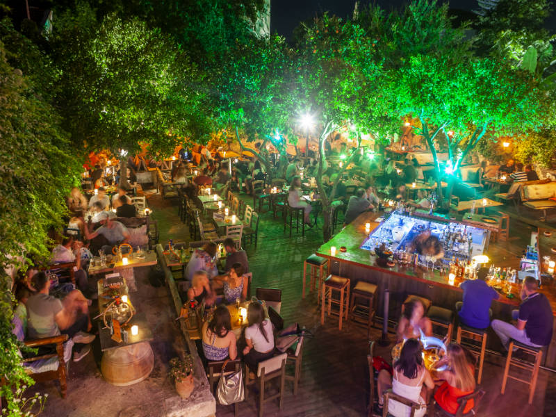 Ο Κήπος του Αλή Βαφή: To bar -restaurant στο Ρέθυμνο που αγαπά το ρούμι και την κρητική κουζίνα!