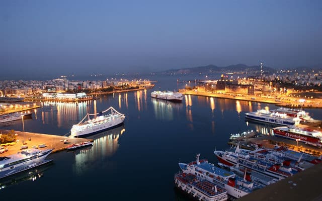 Το λιμάνι του Πειραιά το βράδυ
