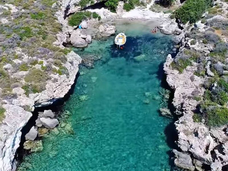 Απάγκιο: Στην πιο πριβέ παραλία της Ελλάδας