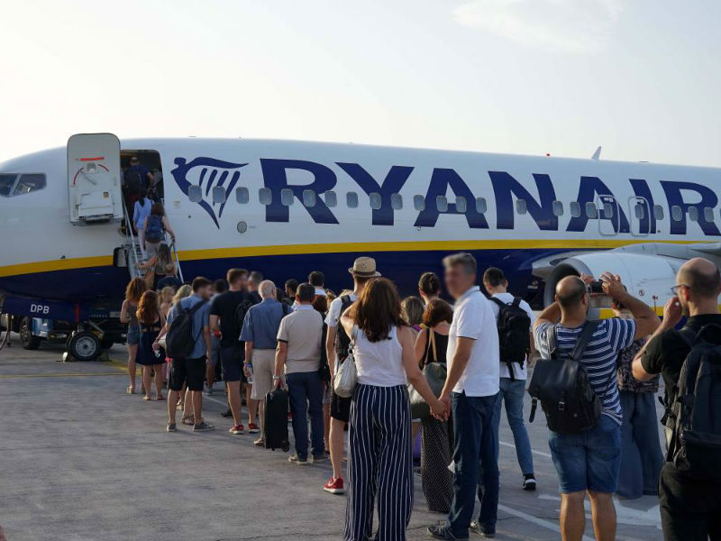 Ryanair επιβάτες μπαίνουν στο αεροπλάνο