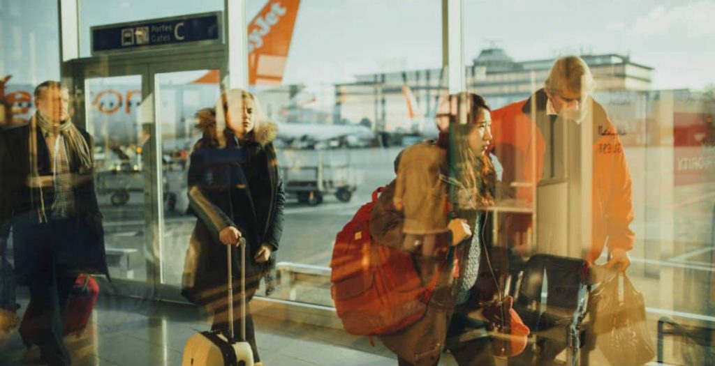 Τουρίστες σε αεροδρόμιο η Trivago πότε προβλέπει ανάκαμψη ευρωπαϊκά ταξίδια
