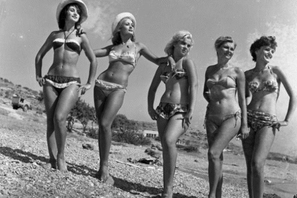 Κορίτσια στην παραλία