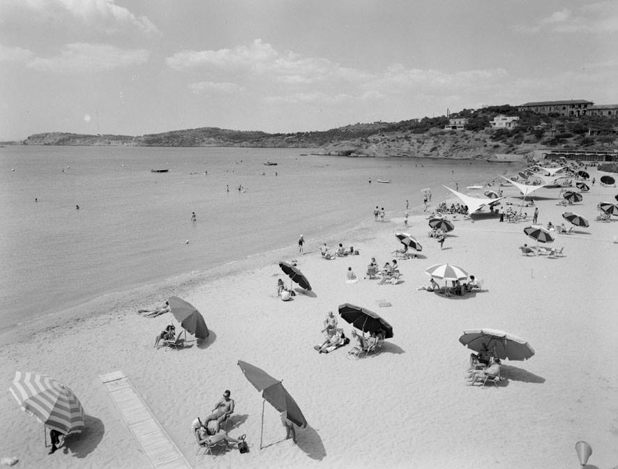 Ομπρέλες σε παραλία της Αθήνας