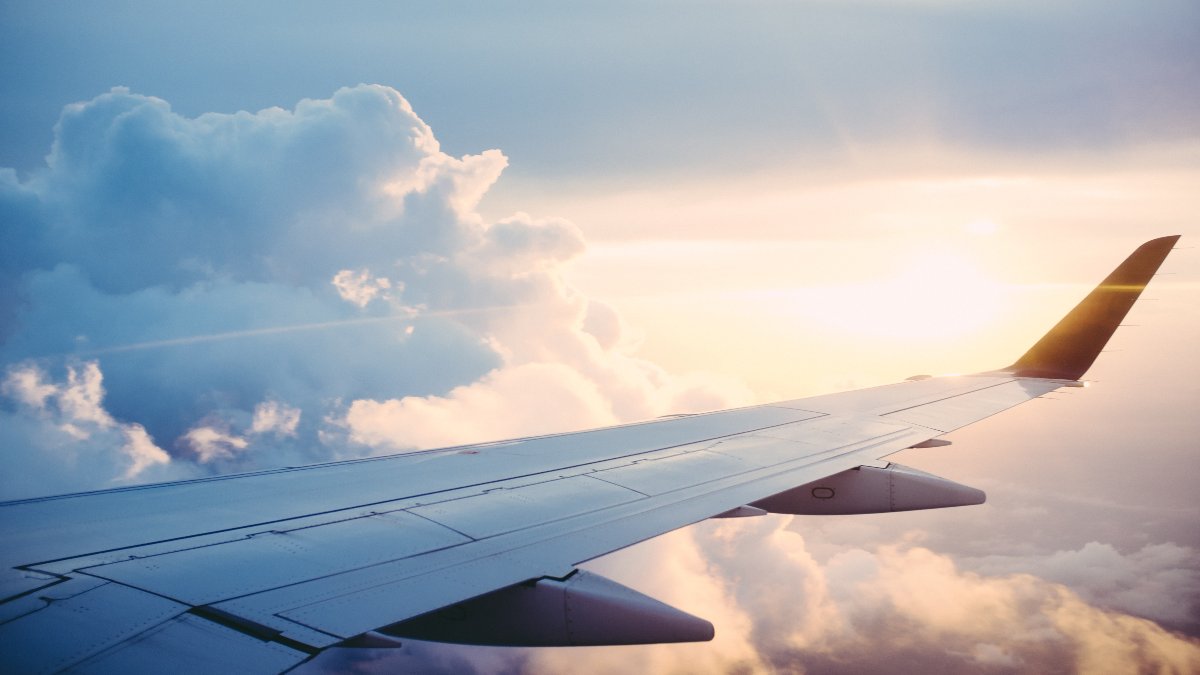 Βρετανοί τουρίστες θα συνεχίσουν να ταξιδεύουν με αεροπλάνο