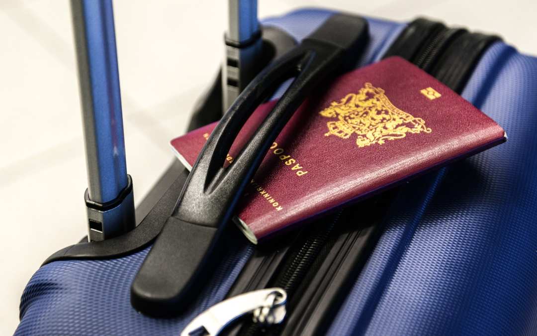 Διαβατήριο και βαλίτσα στο αεροδρόμιο