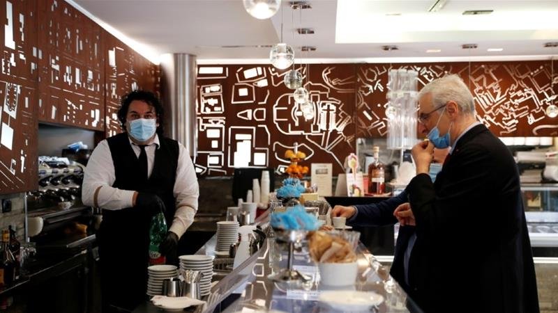 κόσμος με μάσκα σε καφετέρια στην Ιταλία 