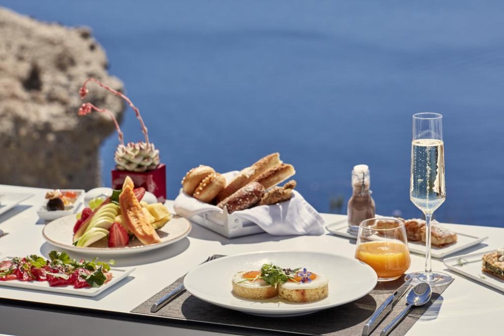 Εξαιρετικό πρωινό στο Katikies Santorini στον εξωτερικό χώρο με θέα το απέραντο μπλε της θάλασσας