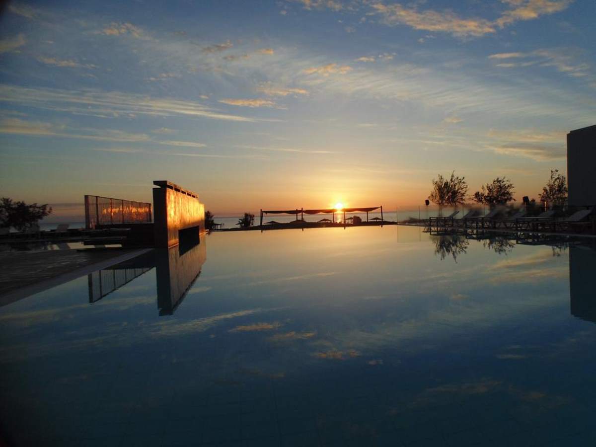 Υπέροχη είναι η θέα στο απέραντο μπλε της θάλασσας από το Thalatta Seaside Hotel