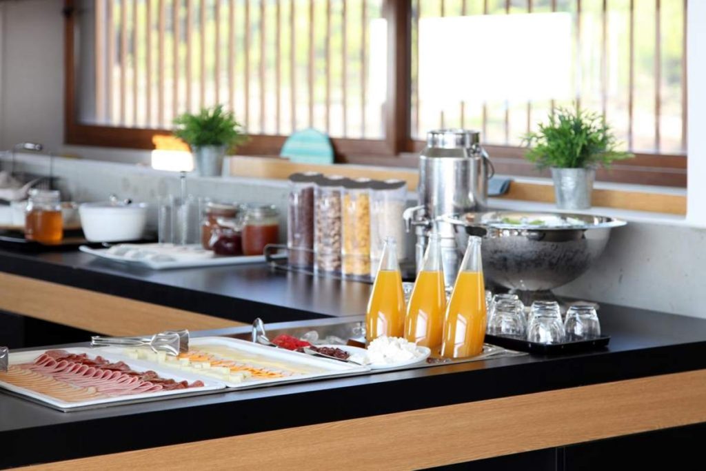 Το εξαιρετικό πρωινό του Thalatta Seaside Hotel σερβίρεται σε μπουφέ