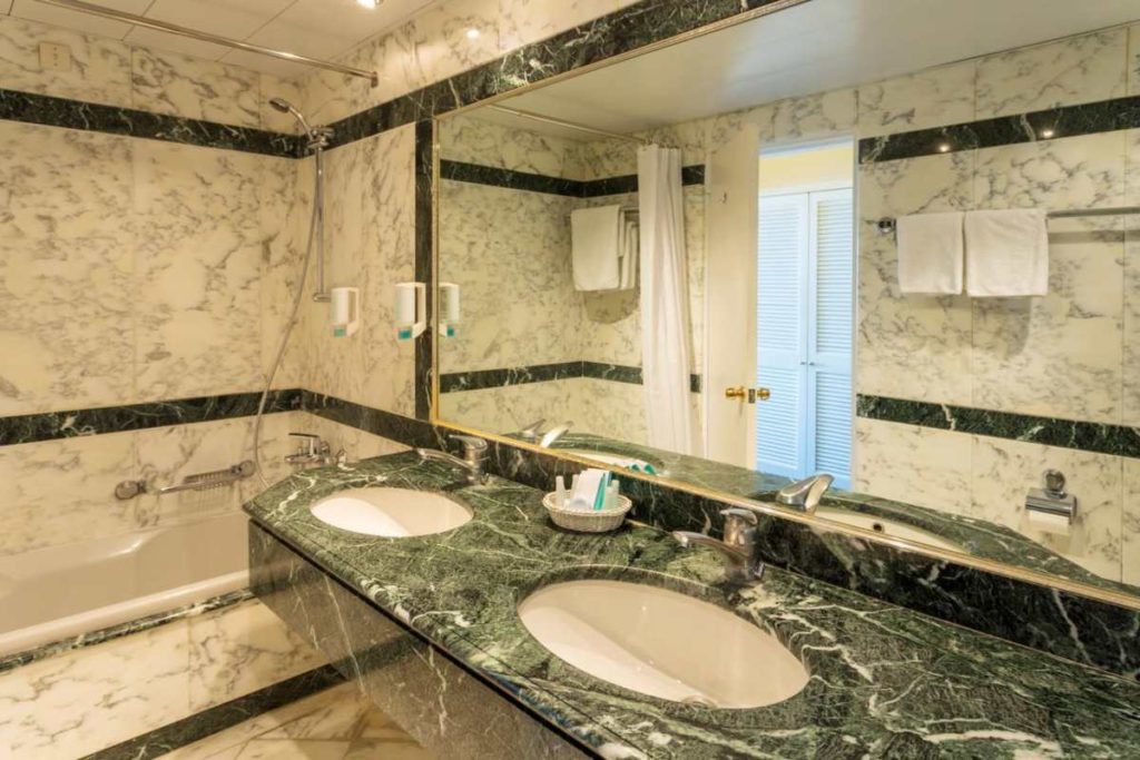Corfu Palace Hotel, μπάνιο