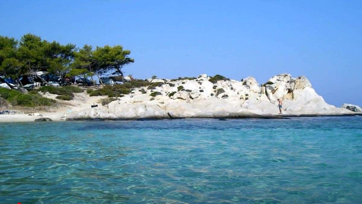 Τα λευκά βράχια είναι χαρακτηριστικό της παραλίας Καβουρότρυπες στην  Χαλκιδική