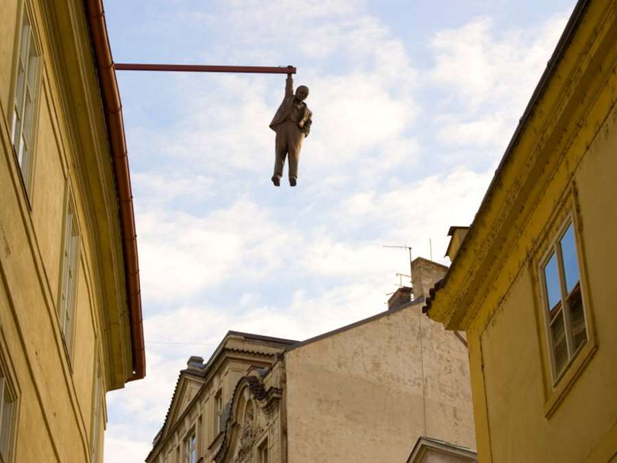 Άγαλμα του David Cerny, Πράγα