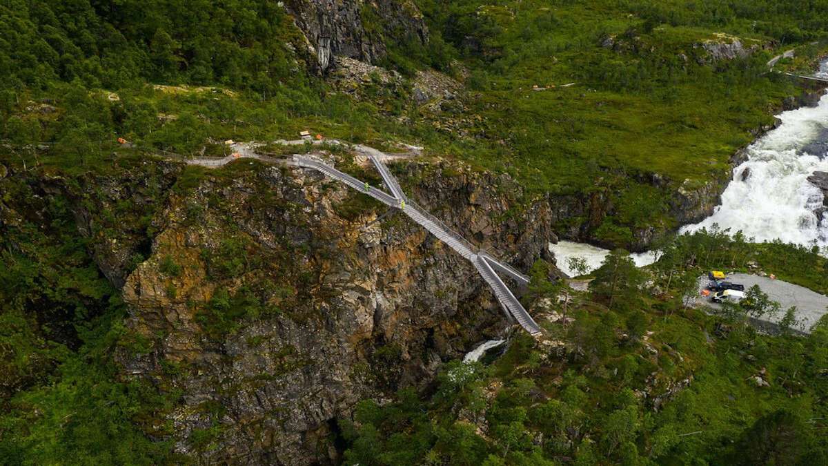 πεζογέφυρα σε καταρράκτη στη Νορβηγία