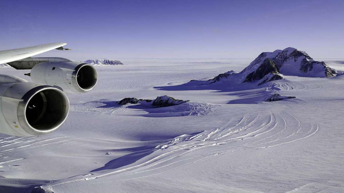 αεροπλάνο πετάει πάνω από την παγωμένη Δυτική Ανταρκτική