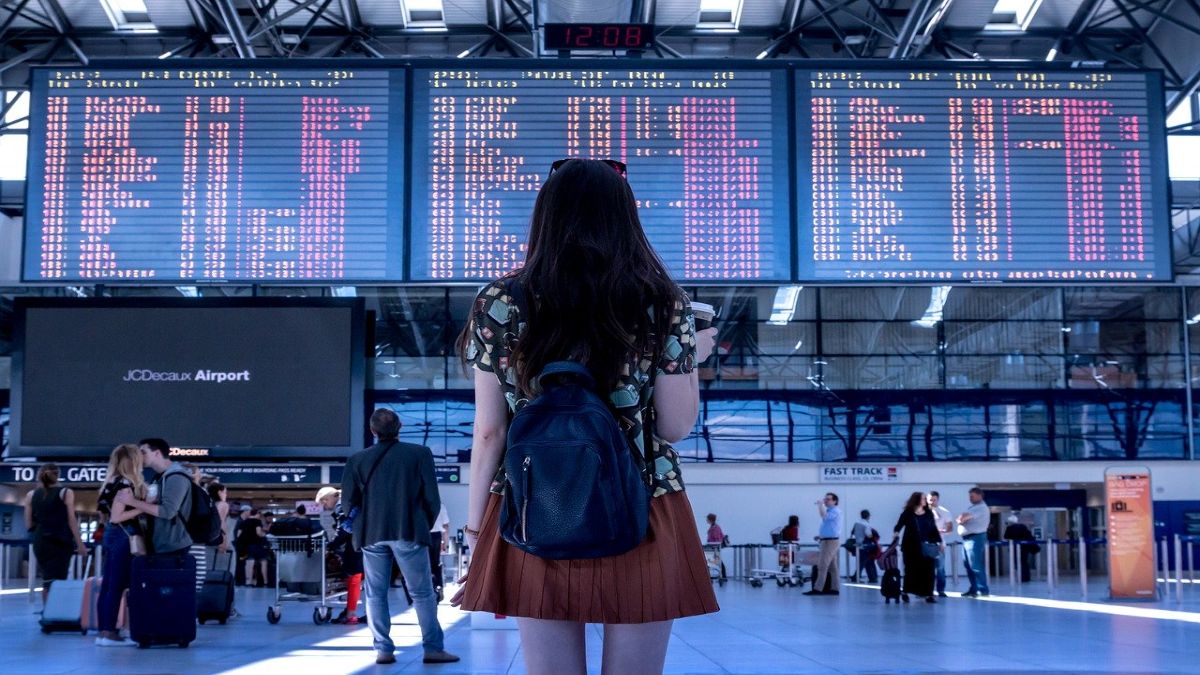 αεροδρόμιο επιβάτης κοιτάζει σε οθόνη απαγόρευση πτήσεων Βρετανία