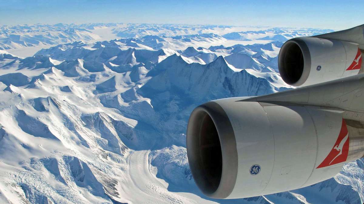 αεροπλάνο πετάει πάνω από την Ανταρκτική