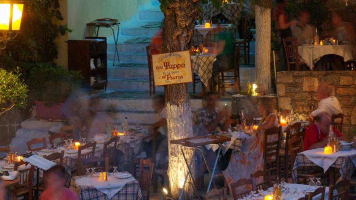 Παλιά Ταβέρνα του Ψαρρά αυλή βράδυ πλάκα παλαιότερο εστιατόριο αθήνα