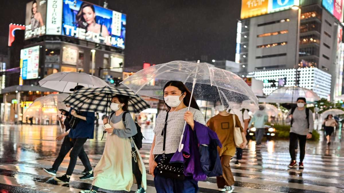 Τόκιο κεντρικός δρόμος κόσμος με μάσκες