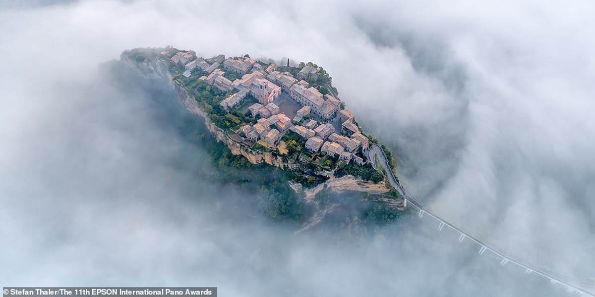 Ένα εκπληκτικό στιγμιότυπο από τον αυστριακό ερασιτέχνη φωτογράφο Stefan Thaler, το Civita di Bagnoregio "τυλιγμένο" στην ομίχλη - ένα χωριό στην κορυφή ενός λόφου στην κεντρική Ιταλία