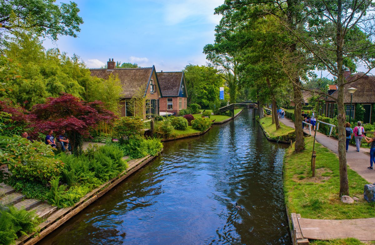 Giethoorn χωριό Ολλανδίας με το ποτάμι να διασχίζει τα σπίτια