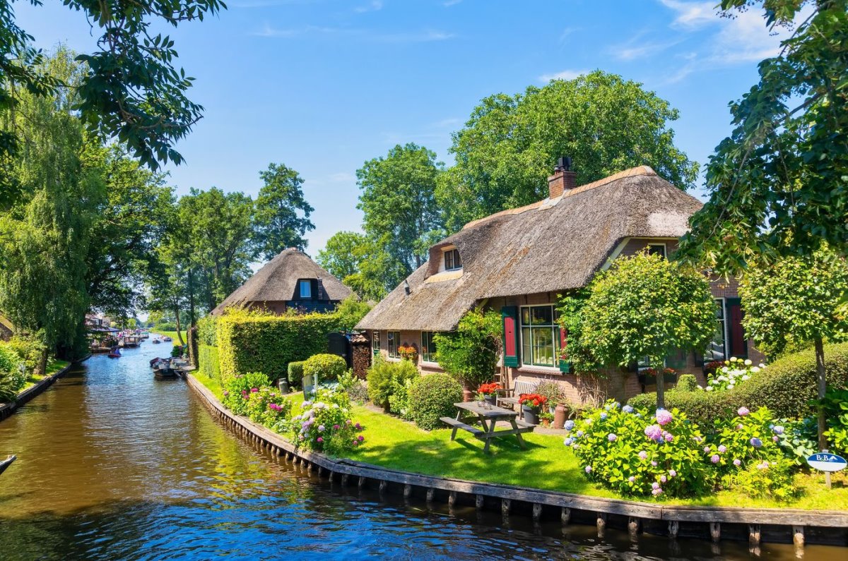 Giethoorn χωριό Ολλανδίας σπίτι σε ποτάμι σε παραδοσιακή αρχιτεκτονική