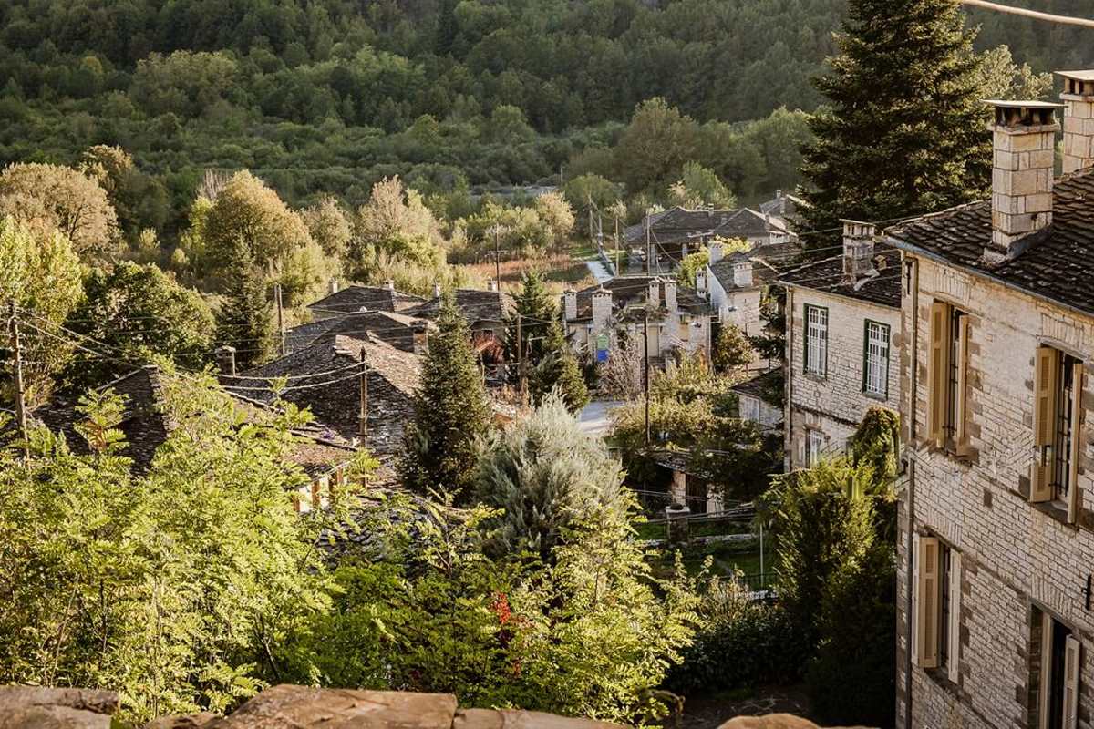 Η υπέροχη θέα στο χωριό από το Rodia Boutique Hotel, Κήποι, Ζαγόρι