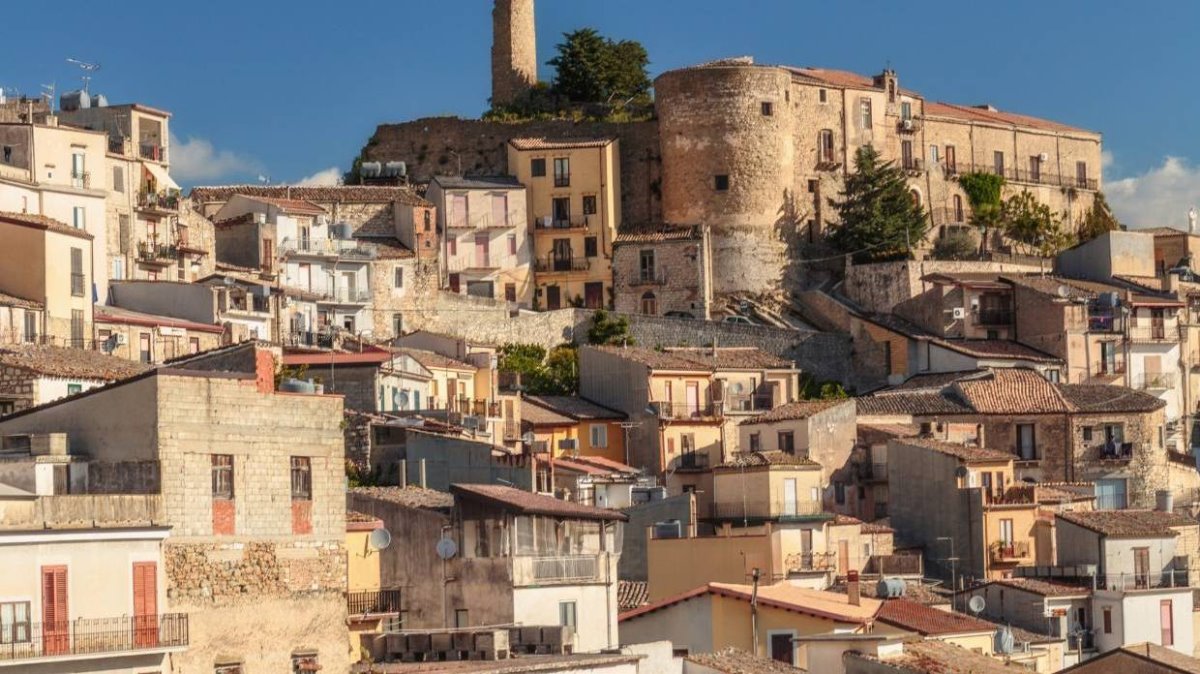 Cinquefronti χωριό πωλείται για 1 ευρώ πέτρινα σπίτια
