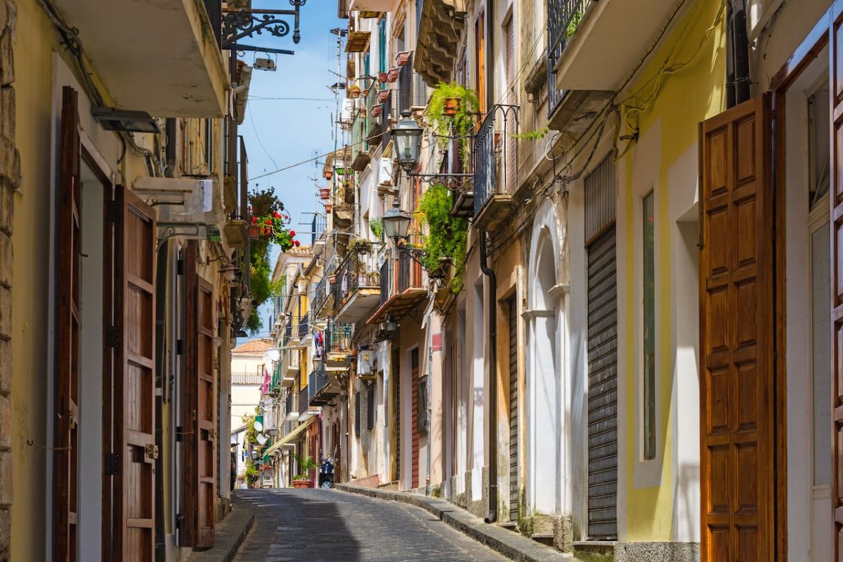 Cinquefronti χωριό πωλείται για 1 ευρώ δρόμος με όμορφες κατοικίες
