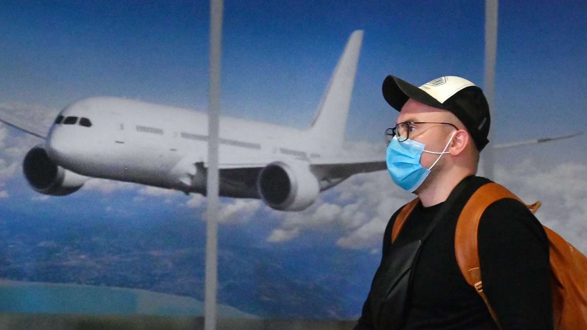 αεροδρόμιο τουρίστας με μάσκα