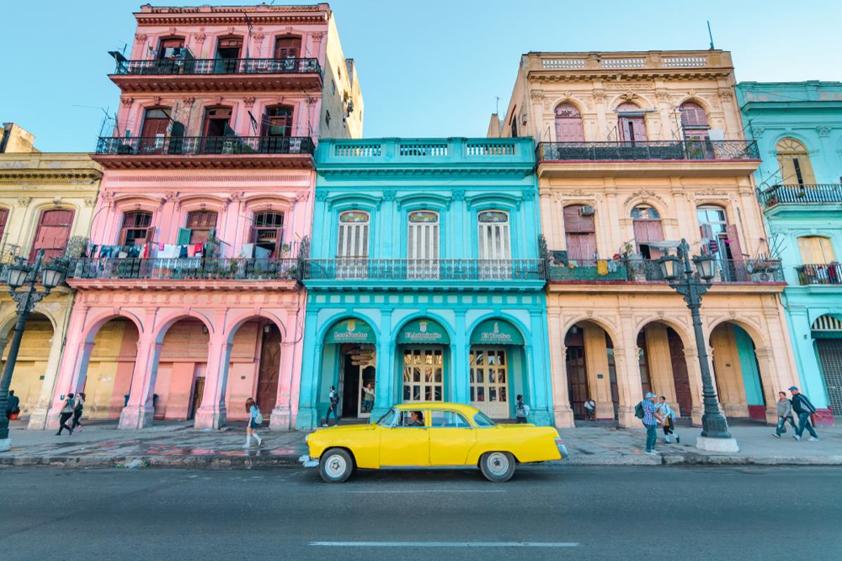 Κούβα πολύχρωμα σπίτια και κίτρινο αυτοκίνητο
