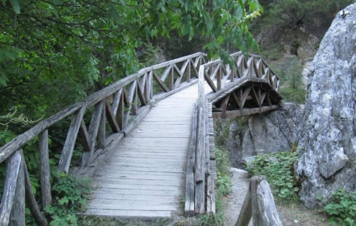 Ξύλινο γεφυράκι, φαράγγι Επινέα
