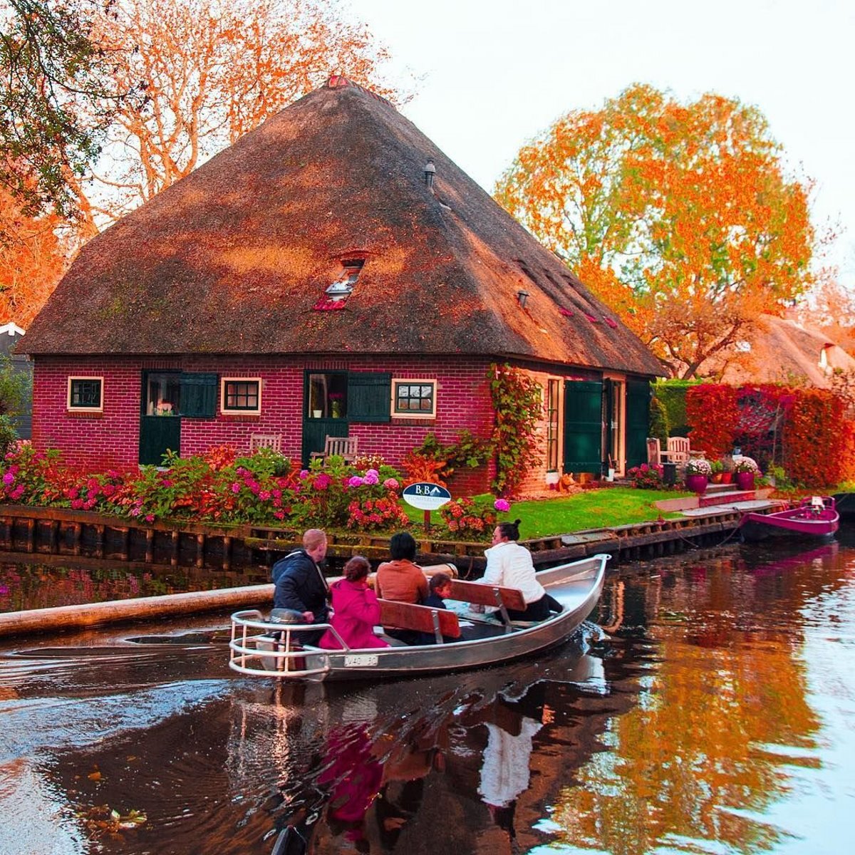 Giethoorn χωριό Ολλανδίας σπίτι σε ποτάμι με ιδιαίτερα χρώματα