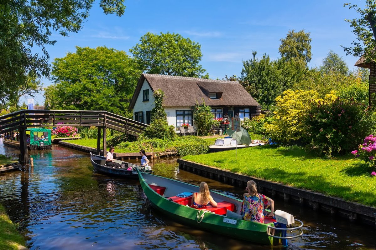 Giethoorn χωριό Ολλανδίας με κανάλια Βενετία της Ολλανδίας