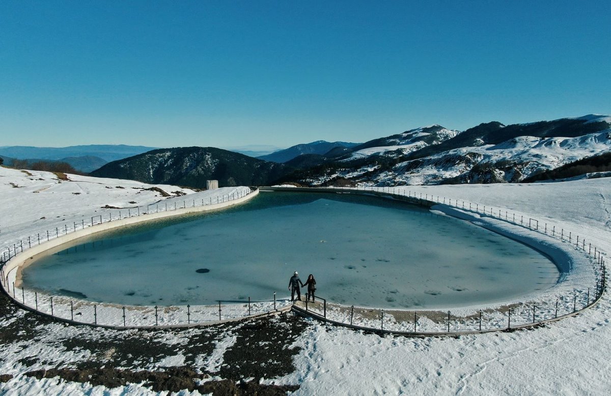 Λίμνη αγάπης Μέτσοβο μακρινή χιονισμένη