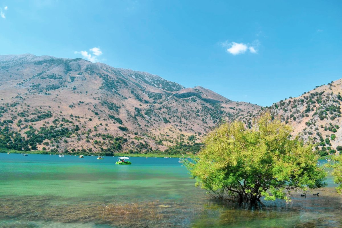Λίμνη Κουρνά Κρήτη τιρκουάζ νερά κοντά σε ακτές