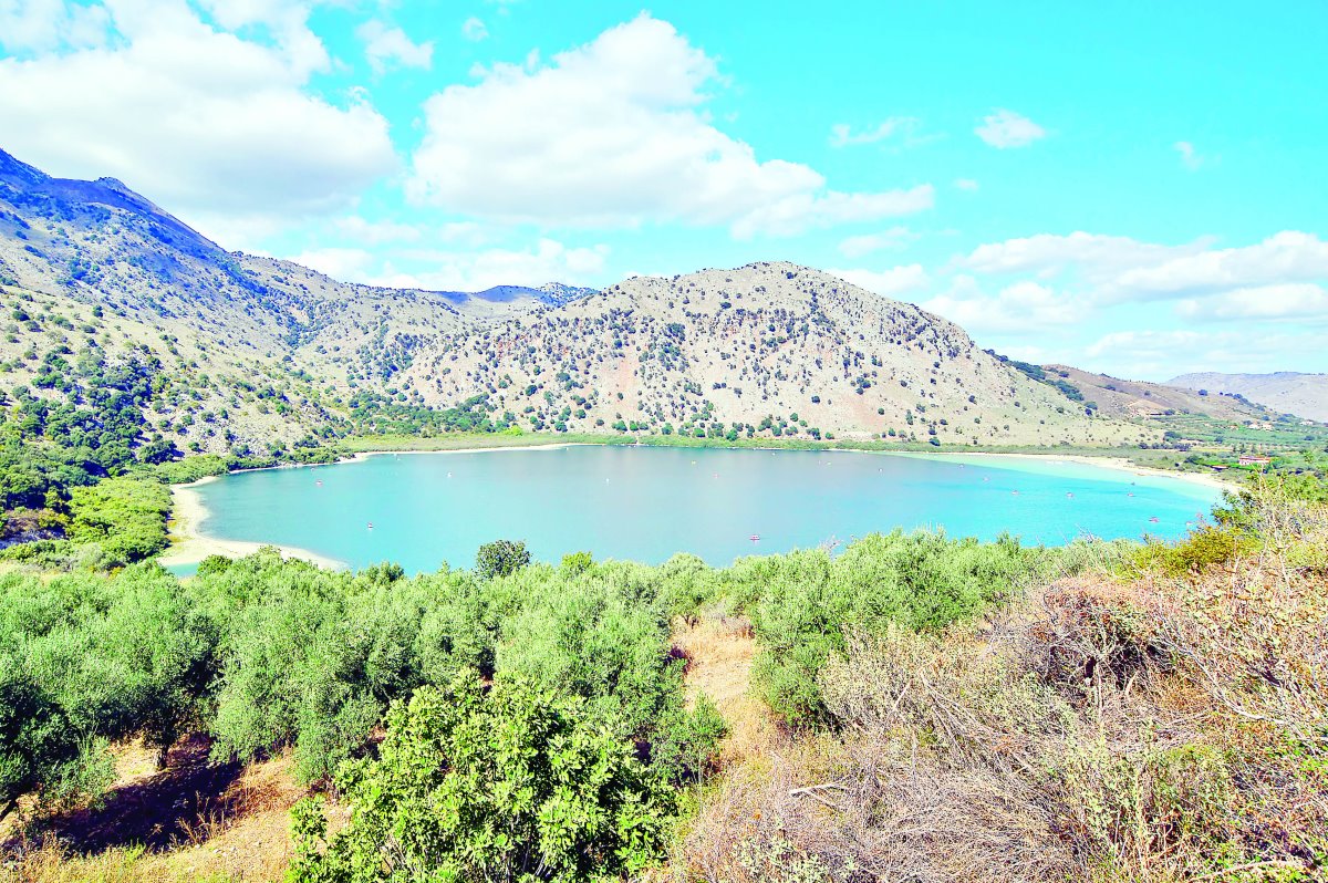 Λίμνη Κουρνά Κρήτη τιρκουάζ νερά το πρωί