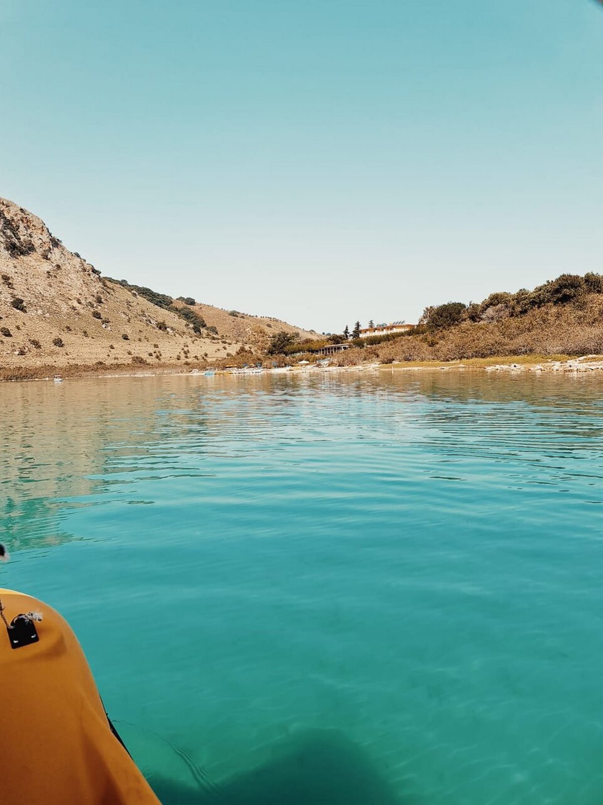 Λίμνη Κουρνά Κρήτη βαρκάδα με κανό στα τιρκουάζ νερά