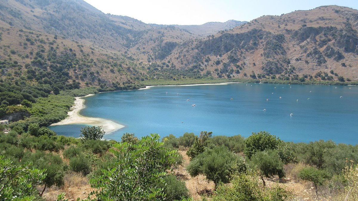 Λίμνη Κουρνά Κρήτη πανοραμική λήψη της μοναδικής φυσικής λίμνης με γλυκό νερό