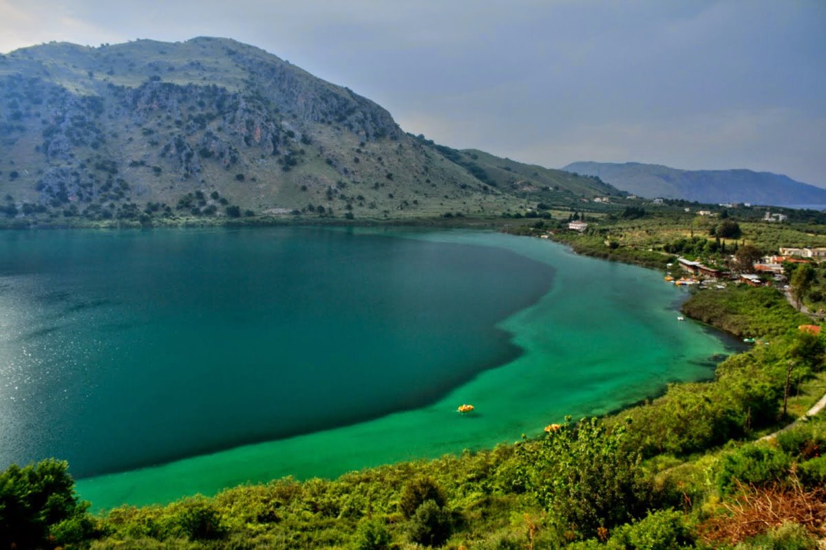Λίμνη Κουρνά Κρήτη από ψηλά τα υπέροχα μπλε και τιρκουάζ χρώματα του νερού