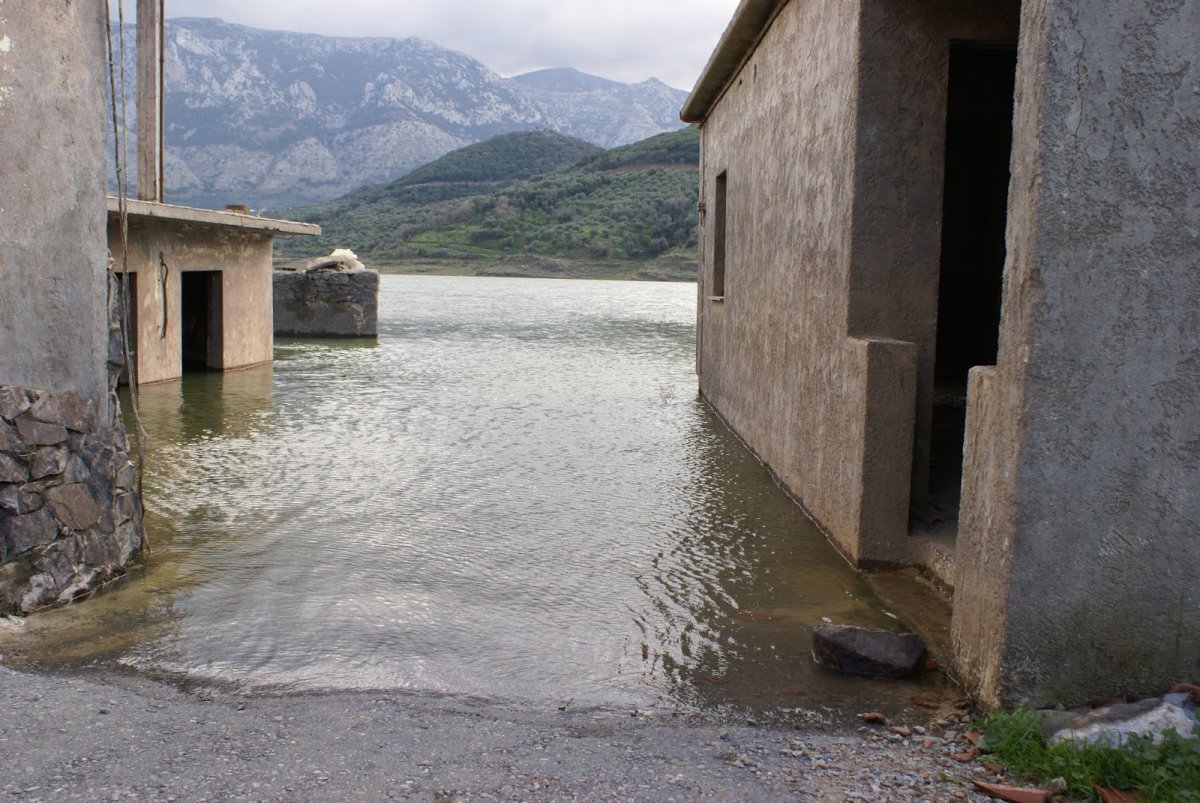 Σφενδύλι χωριό Κρήτης βυθισμένο σπίτια μέσα στο νερό