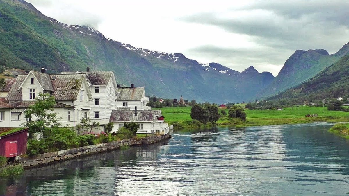 Olden, Νορβηγία, σπίτια μπροστά στη λίμνη