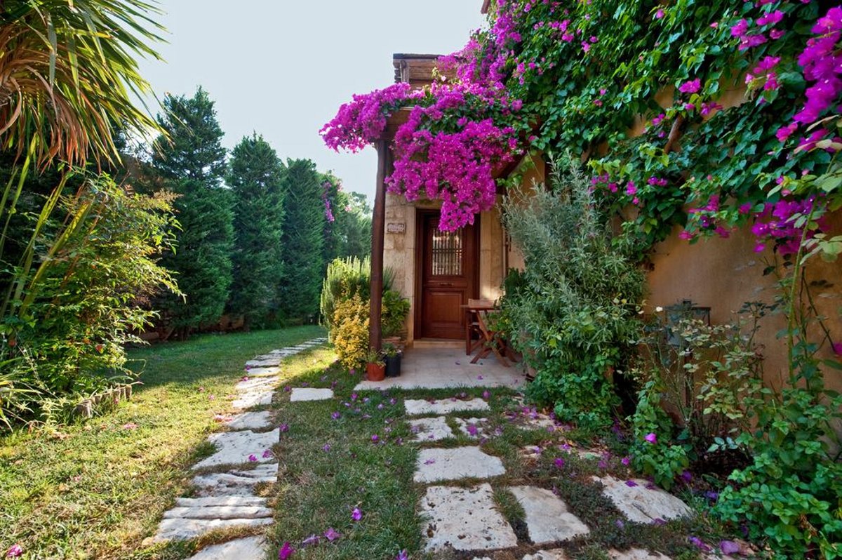Αρχάνες Κρήτη σπίτι πέτρινο με ανθισμένα λουλούδια