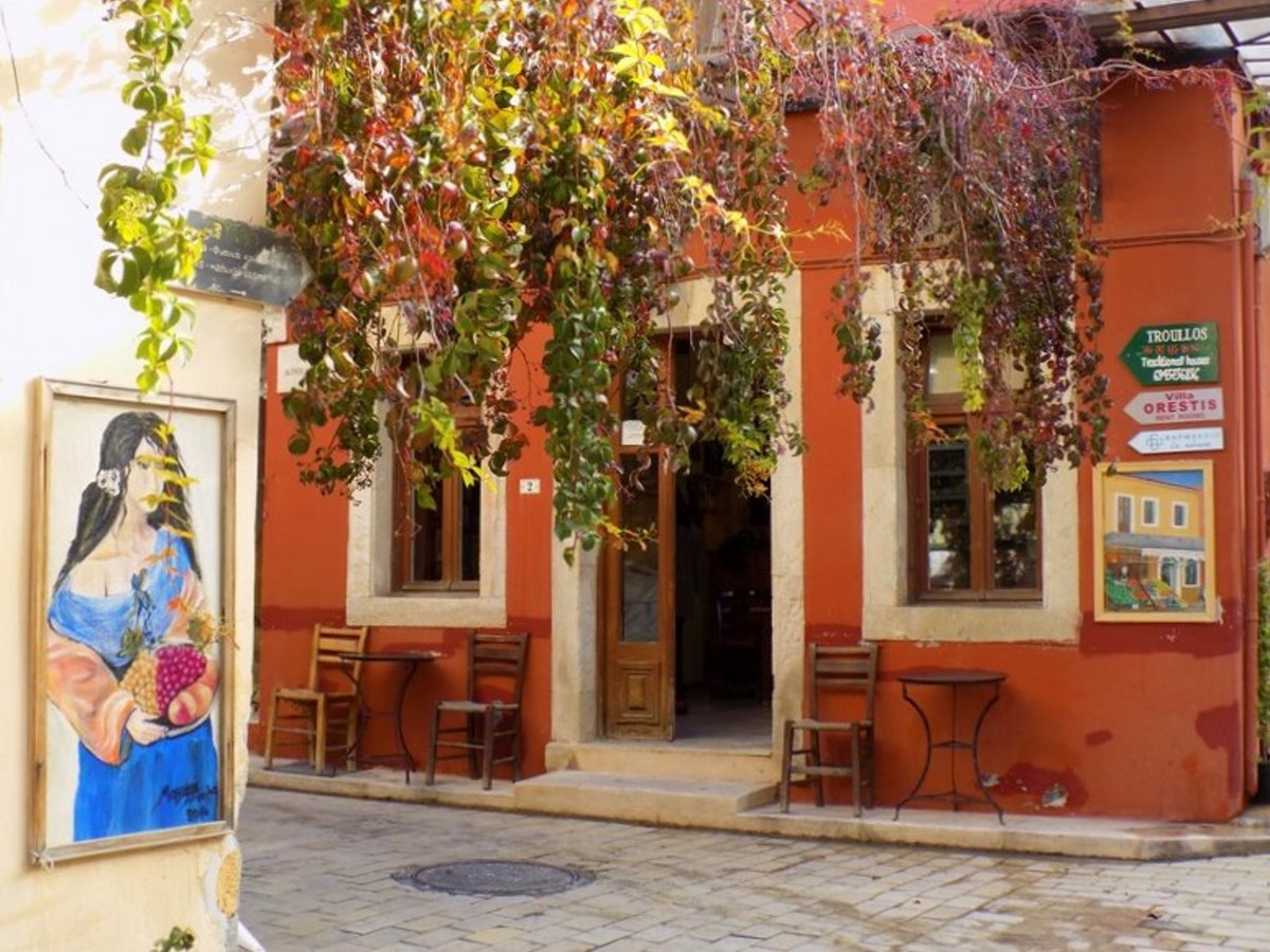 Αρχάνες Κρήτη χρωματιστά σπίτια στα σοκάκια